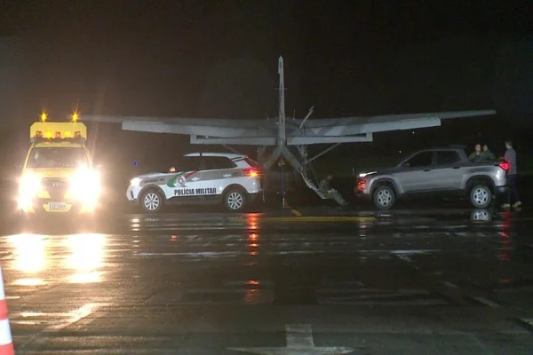 Imagem colorida, carro da polícia militar na linha de pouso para translado - Metrópoles
