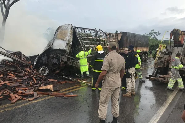 Caminhão e carreta batem, pegam fogo e 3 pessoas morrem carbonizadas