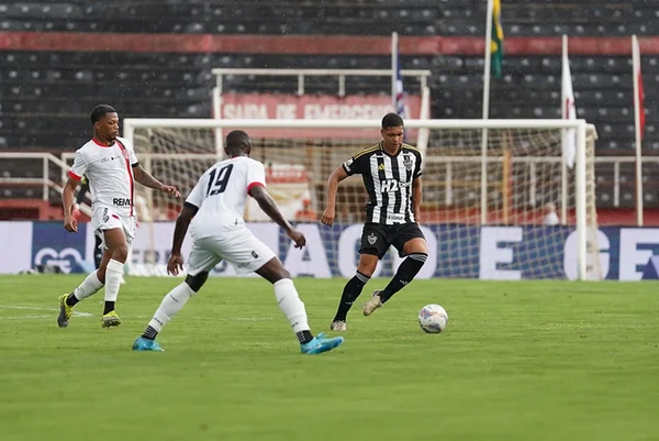 Imagem colorida do jogo entre Atlético-MG e Pouso Alegre - Metrópoles
