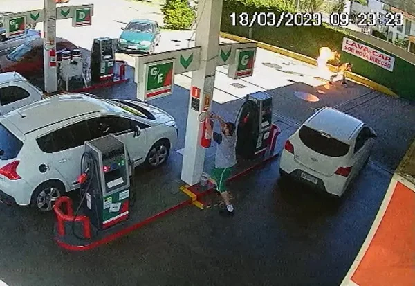 Vídeo registra momento em que frentista ateia fogo em cliente após briga