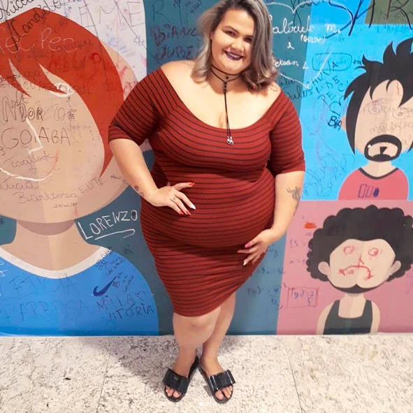 Thais Carla tem 25 anos e pesa 140 kg. Ela trabalhou durante 4 anos no programa "Legendários" da Record Thais Carla tem 25 anos e pesa 140 kg. Ela trabalhou durante 4 anos no programa "Legendários" da Record