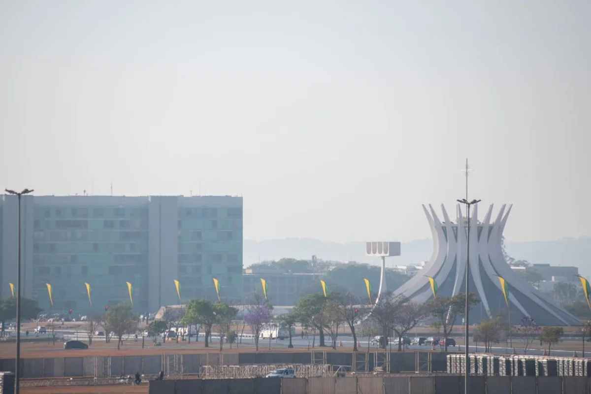Névoa seca encobre Brasília nesta manhã, reduzindo a visibilidade e alterando a paisagem da capital. O fenômeno é resultado do tempo seco e ventos fortes típicos deste período. Névoa seca encobre Brasília nesta manhã, reduzindo a visibilidade e alterando a paisagem da capital. O fenômeno é resultado do tempo seco e ventos fortes típicos deste período.