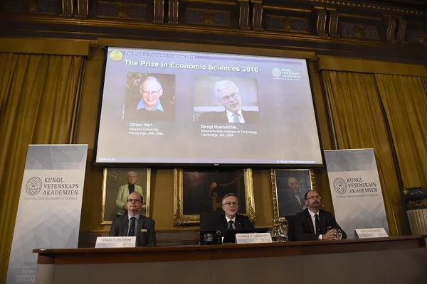 Britânico e finlandês levam Nobel de Economia por Teoria de contratos