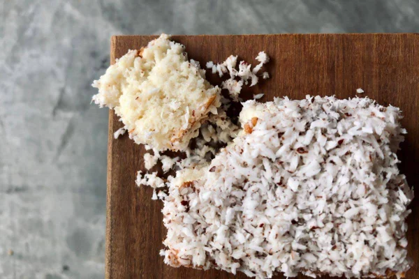 Bolo de côco gelado em cima de tábua de madeira