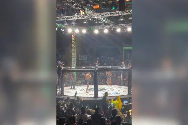 Imagem colorida de lutadores de MMA e público durante evento Jungle Fight - Metrópoles