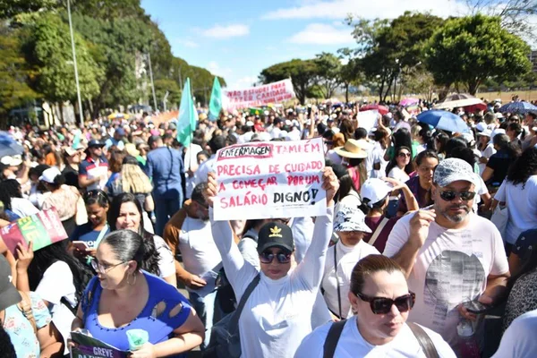 Greve de enfermeiros e técnicos de enfermagem do DF termina nesta 2ª
