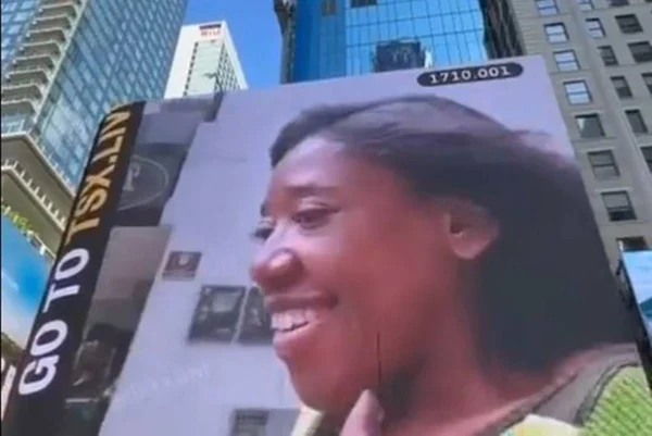 Foto colorida de meme brasileiro em telão da Times Square - Metrópoles