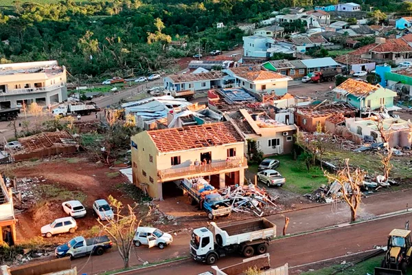 Tornado com ventos de até 250 km:h devastou o município de Rio Bonito do Iguaçu, no Paraná. Ao menos seis pessoas morreram. Estragos destruição Metrópoles