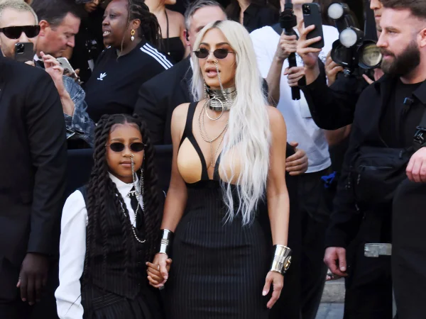 Na imagem com cor, North West e Kim Kardashian