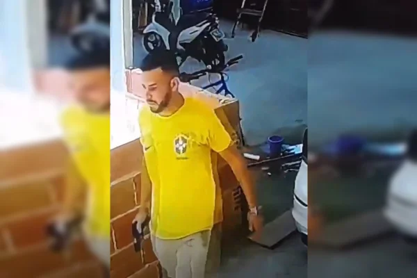 Homem de camisa amarela