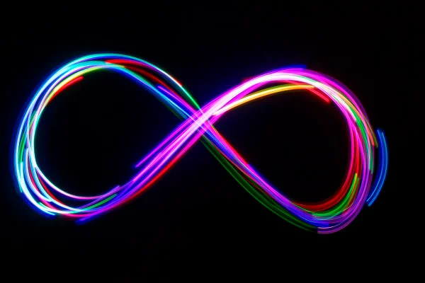 Ilustração colorida do símbolo do infinito - Metrópoles