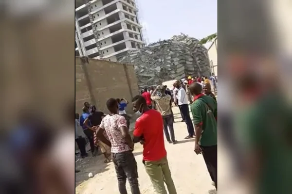 pessoas ao redor de prédio que desabou na Nigéria