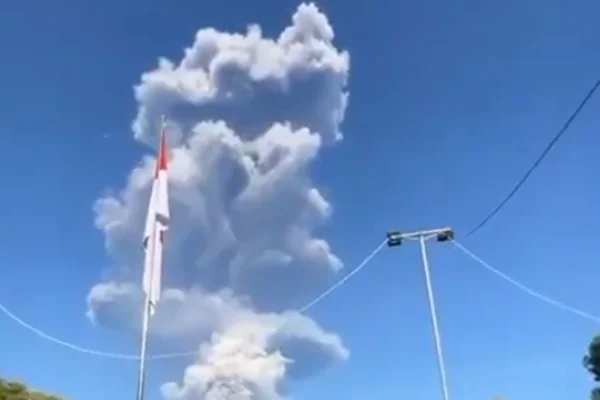 Vulcão entra em erupção e três montanhistas morrem na Indonésia