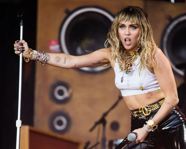 Miley Cyrus convida Anitta para uma live no Instagram