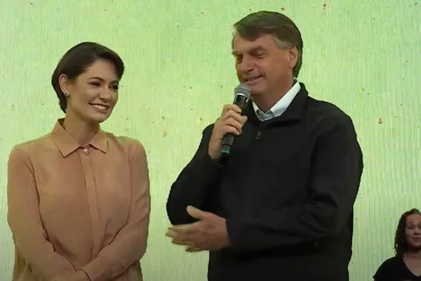 Bolsonaro sobre Michelle: “Manda quem pode, obedece quem tem esposa”