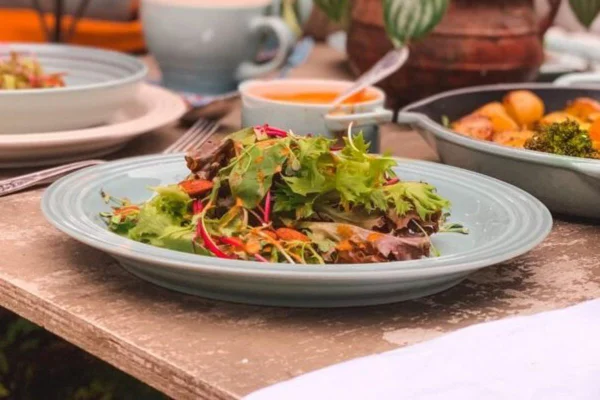 salada verde com molho de paprica