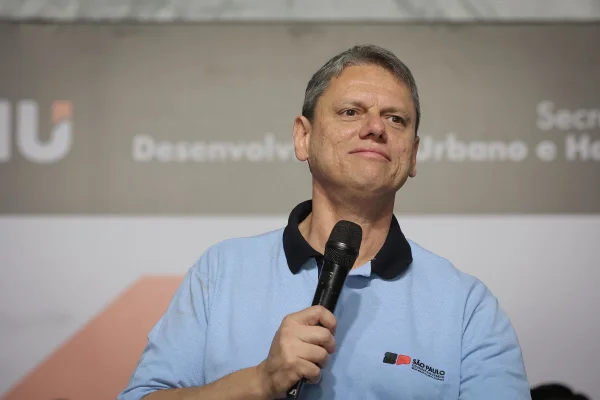 Tarcísio de Freitas participa da entrega de 432 unidades habitacionais em Embu das Artes - Metrópoles