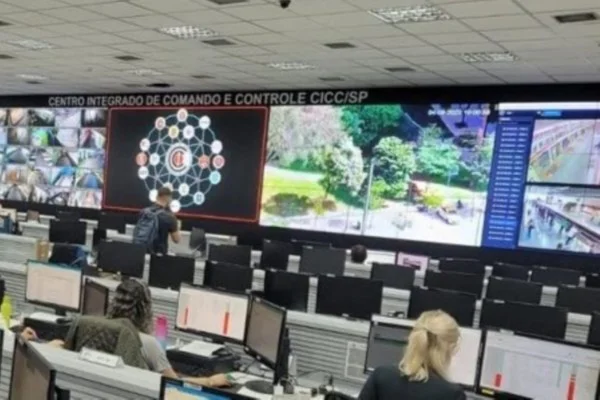 Foto colorida do centro de monitoramento da polícia militar de são paulo - metrópoles