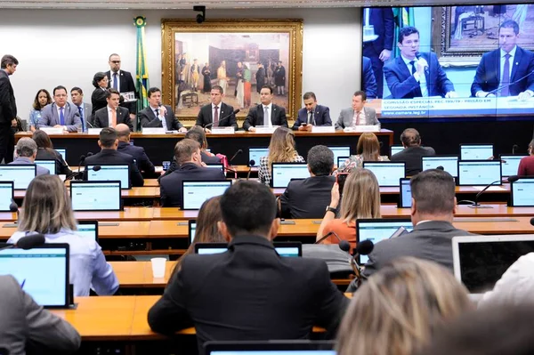 Com calúnias e injúrias, esquerda faz ataque direto à democracia
