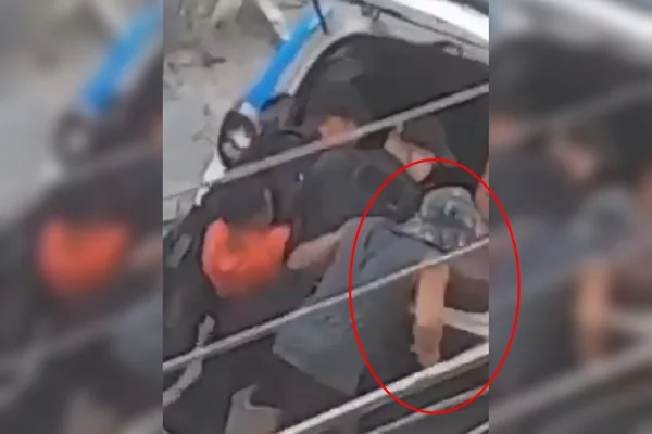 Vídeo: policial militar tem a arma furtada ao prender ladrão no Rio