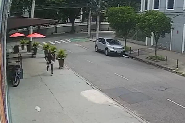 Foto colorida do momento em que bombeira é baleada durante tentativa de assalto no Rio de Janeiro - Metrópoles