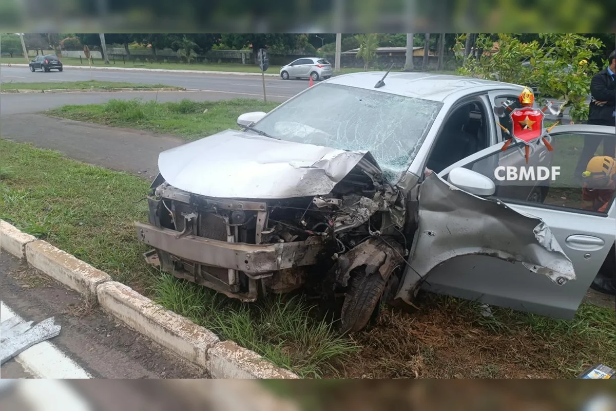 Mulher é levada ao hospital após bater o carro em um poste de iluminação Mulher é levada ao hospital após bater o carro em um poste de iluminação