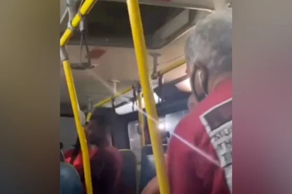 Aos gritos, ladrão é expulso de ônibus: “Me recuso a ser assaltada”