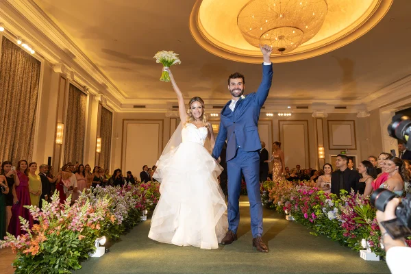 Renata Tuma Pupo e Ricardo Sales trocam alianças no Copacabana Palace