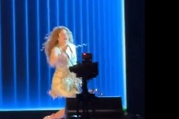 Vídeo: Shakira cai no palco durante show em El Salvador