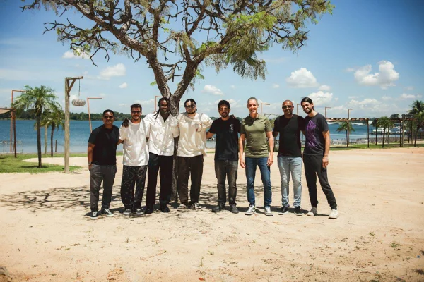Imagem colorida dos sócios do Na Praia - Metrópoles