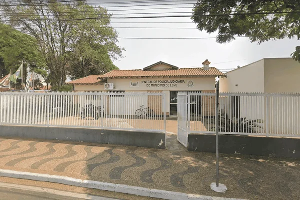 Imagem colorida da fachada da Delegacia de Leme, interior de São Paulo - Metrópoles
