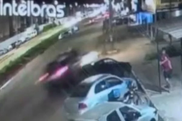 Câmera de segurança registra batida de viaturas que feriu cinco PMs