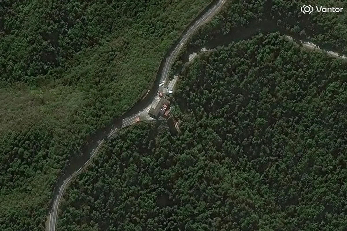 Imagem de satélite da Vantor mostra uma visão geral dos edifícios de segurança nos portões, cercados por uma densa floresta perto de Fuerte Tiuna, em Caracas, antes dos ataques Imagem de satélite da Vantor mostra uma visão geral dos edifícios de segurança nos portões, cercados por uma densa floresta perto de Fuerte Tiuna, em Caracas, antes dos ataques