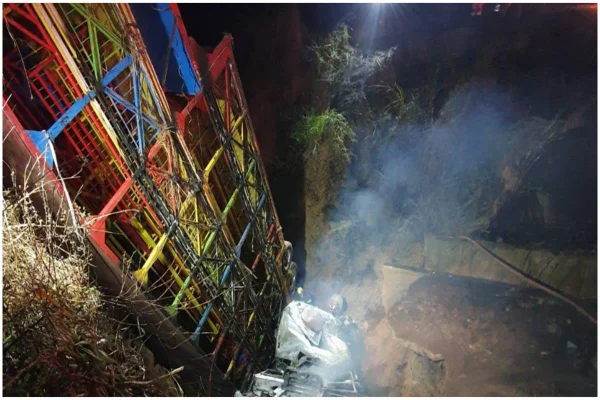Foto colorida de uma carreta que caiu em um barranco-Metrópoles