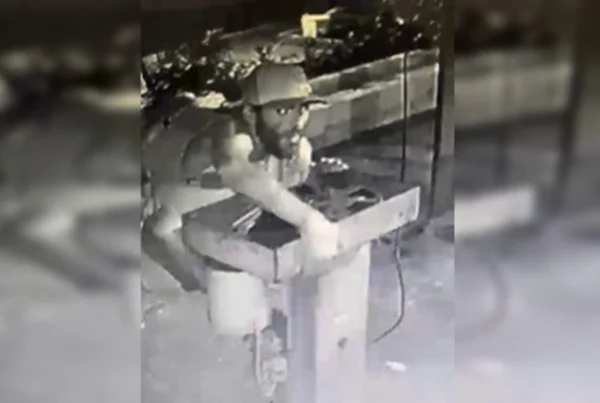 homem furtando cabos de elevador