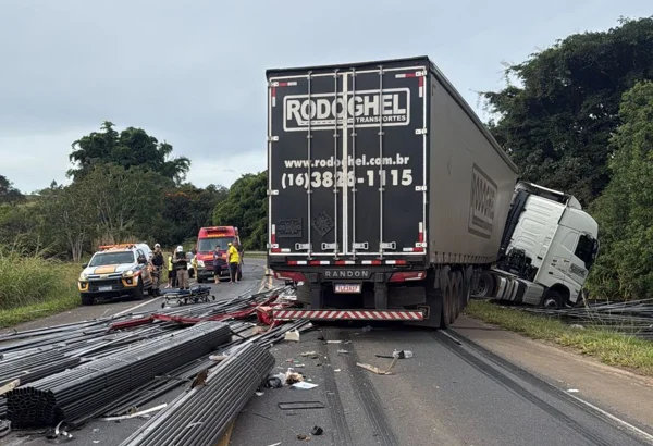 carreta tomba e carga atinge outro caminhão na MG-050