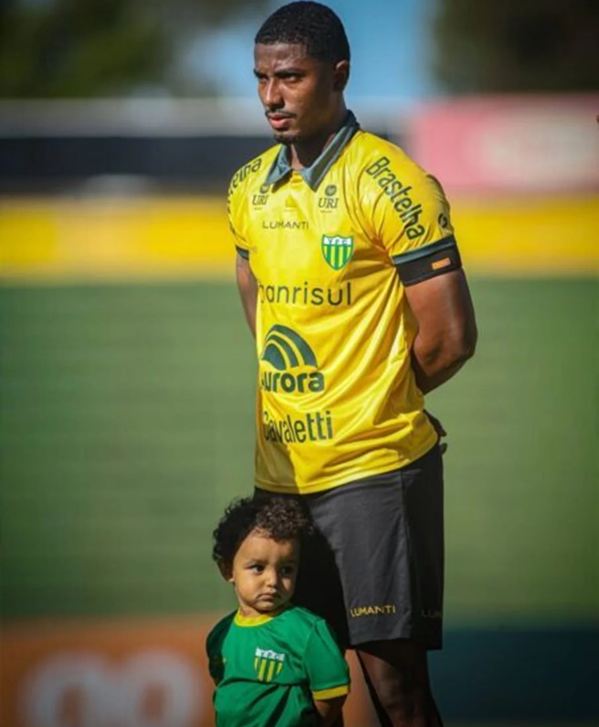 Gustavo Simões e Benício são clicados em campo antes de jogo Gustavo Simões e Benício são clicados em campo antes de jogo