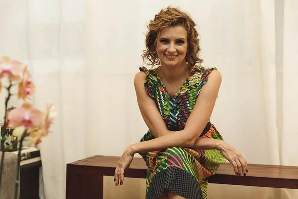 Micaela Góes, do programa Santa Ajuda, vem a Brasília lançar livro