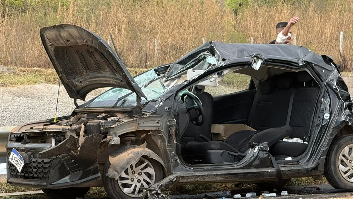Motorista ficou preso às ferragens e foi socorrido consciente pelo CBMDF Motorista ficou preso às ferragens e foi socorrido consciente pelo CBMDF