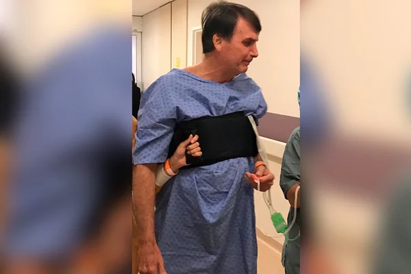 Bolsonaro volta a hospital para exames um mês após cirurgia