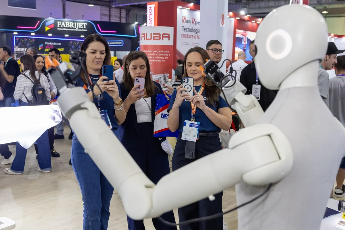 Robô é destaque da Febratex em sua primeira apresentação fora do país Robô é destaque da Febratex em sua primeira apresentação fora do país