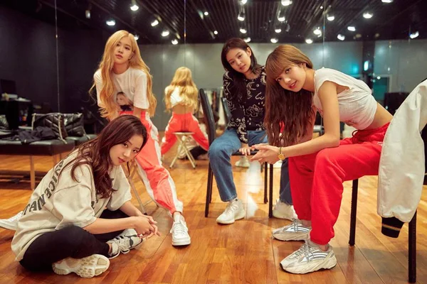 BLACKPINK - Light Up the Sky