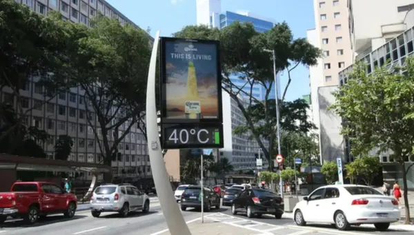 foto colorida de termômetro de rua marcando 40 graus na Avenida Nove de Julho, região central de SP - Metrópoles