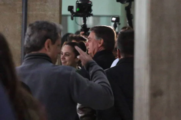 Em campanha em SP, Bolsonaro visita instituto criado por Neymar