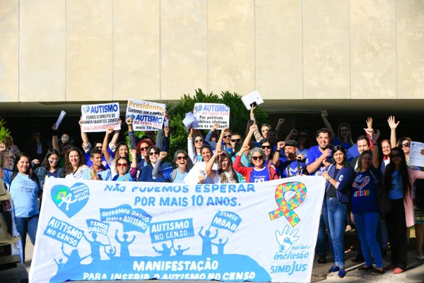 manifestantes em defesa do autismo