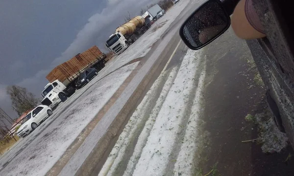 Chuva de granizo deixa a BR-060 coberta de gelo