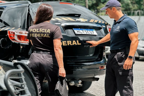 Imagem colorida mostra funcionários agentes da Polícia Federal