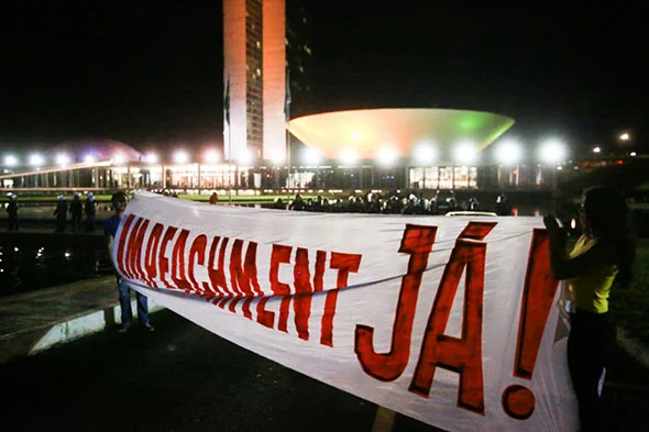 Comissão no Senado aprova abertura de processo de impeachment
