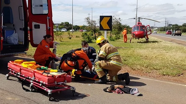 Ciclista sofre traumatismo craniano após ser atropelado. Veja vídeo