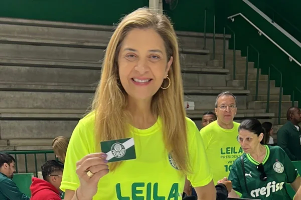 Imagens coloridas mostram mulher branca, em pé, com camisa verde-limão do Palmeiras